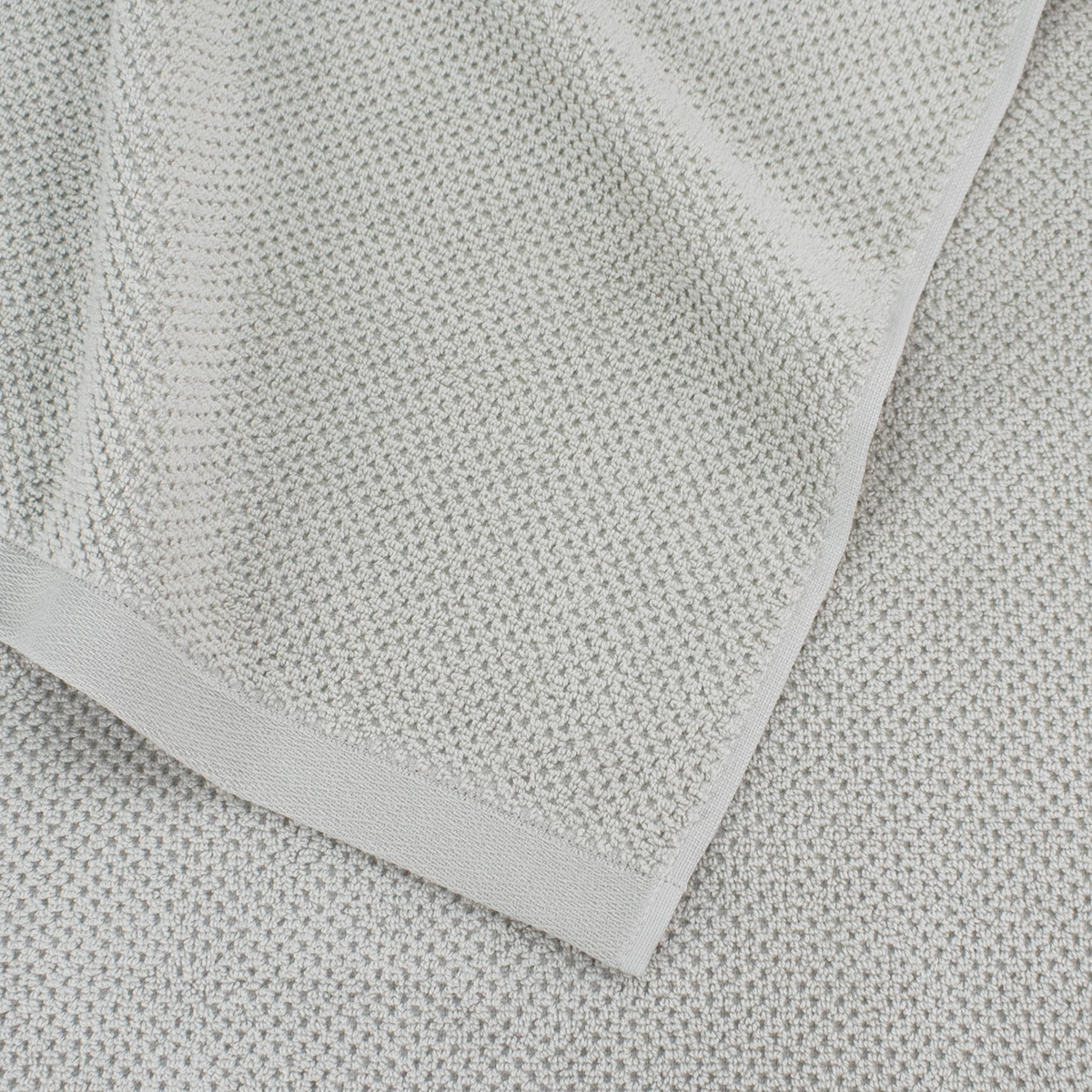 Marko-Ansicht der weichen Frottier-Perlstruktur mit glattem Saum eines Bliss-Handtuchs in der Farbe 823 Silbergrau bzw. Pantone 420 c
